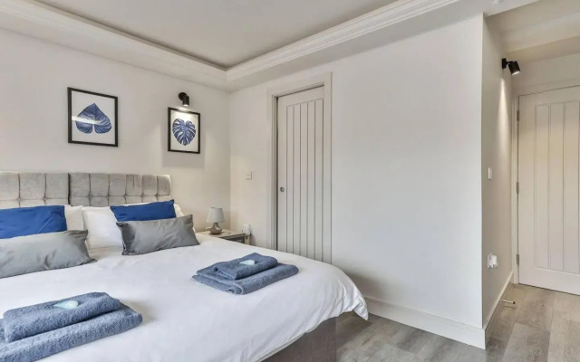 Large, Modern Apartment with En-suites, Wifi, Parking