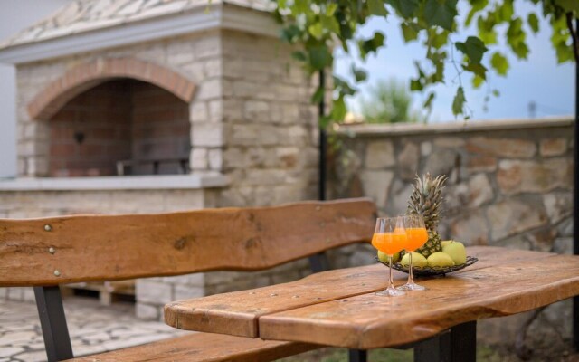 Awesome Home in Jadreski With 4 Bedrooms and Wifi