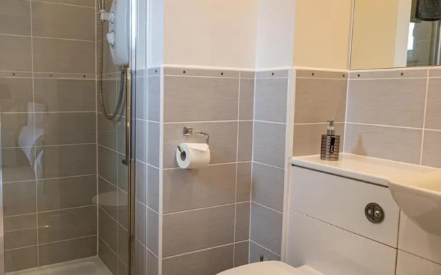 Hedgefield House - Serene Top Floor Flat