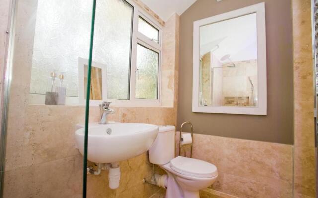 Large 2 bedroom Apt - Near Beach - Free parking