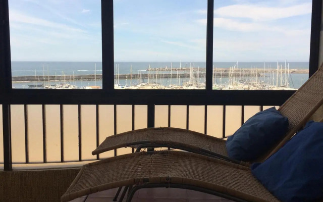 Em frente à Praia e Marina