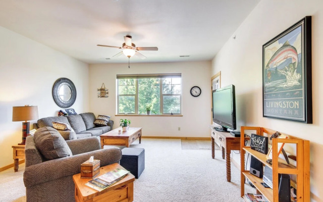 Cozy Livingston Condo w/ Balcony & Mtn View!