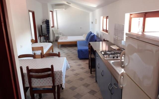 Ana- next to the sea - A4(2+3)