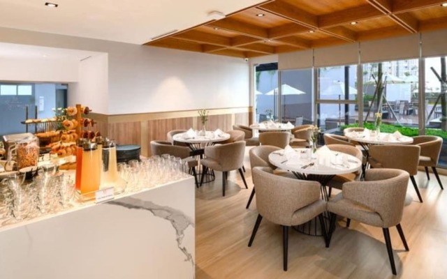 Three-bedrooms, Oakwood Apartments Pik Jakarta