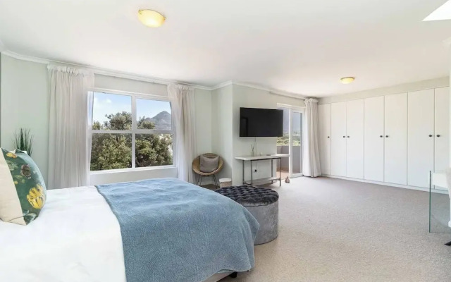 Beachfront Villa Sea Breeze, Hout Bay, Cape Town