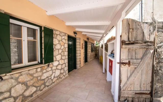 Almondtree House Exanthia - Private Parking