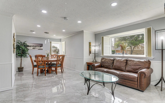 ~ 2 Blocks to Beach: Galveston Group Getaway!