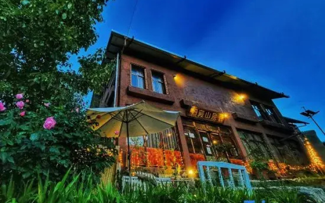 Shangri-La Guicang Mountain Residence Scenic Inn (Dukezong Ancient City)