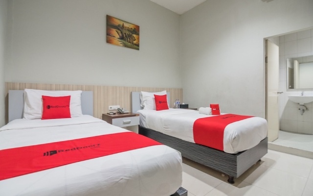 RedDoorz Plus near Simpang Rimbo Jambi – Guest Rooms – Jambi