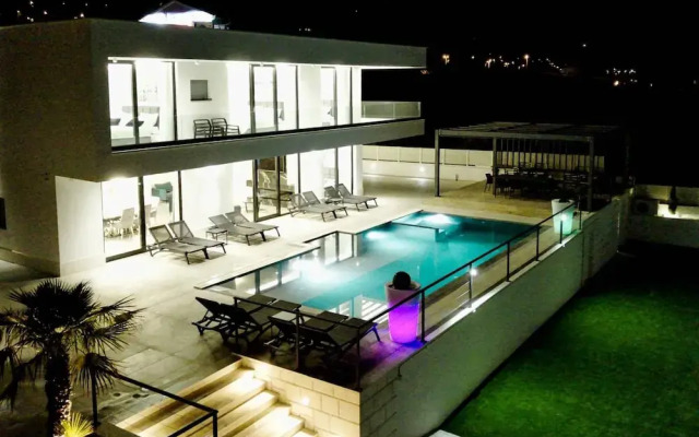 Sunset Serenity Villa With Pool, Gym and Sauna
