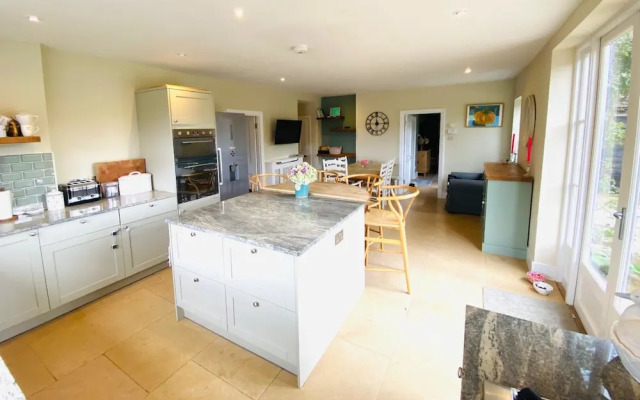Stunning 6-bed Country House With Heated Pool