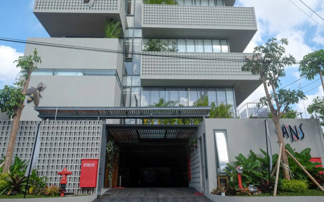 Sans Hotel RG Living Jogja by RedDoorz
