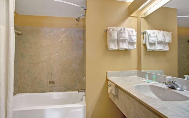 Howard Johnson Express Inn And Suites Lakes Front