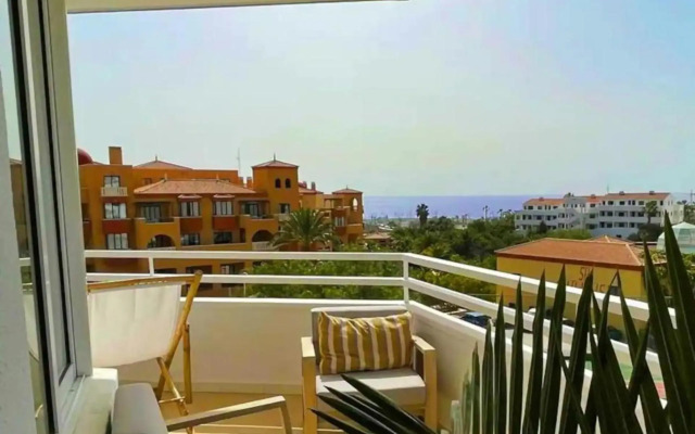 Refurbished 1 bedroom apartment with large pool