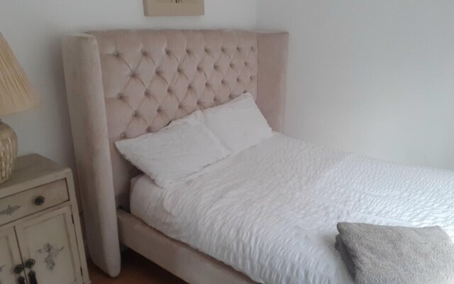 Walking Distance to Town Free Parking & Wifi