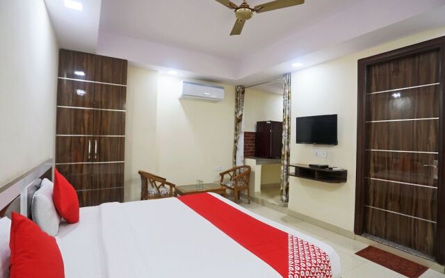 Oyo 13306 Rampal Palace