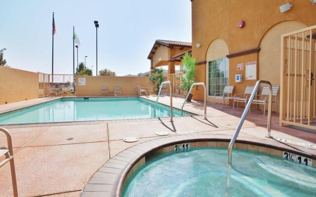 Holiday Inn Express & Suites Willows by IHG