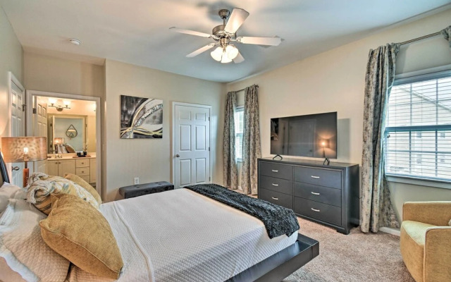 Elegant Fayetteville Condo: 8 Mi to Downtown!