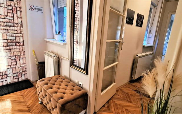 Windows City Apartment