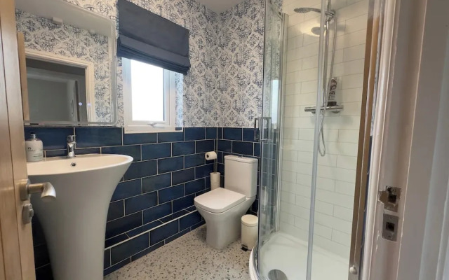 House Sleeps 10-garden-parking-nearbarryisland