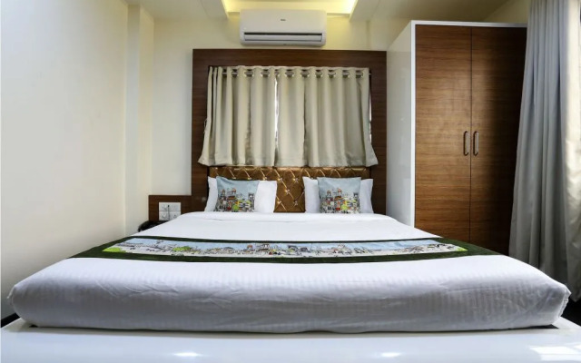 OYO 10677 Hotel Monarch Guestline
