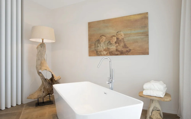 Captivating 5br Pool Villa Close Navarino Golf
