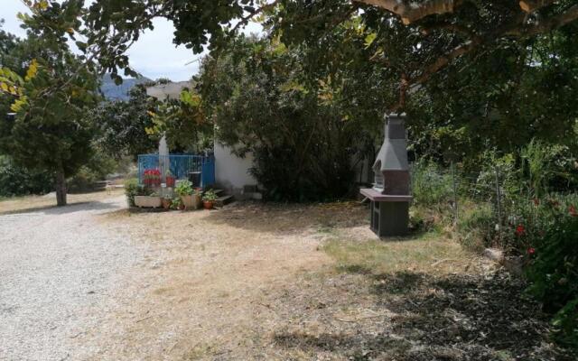Casa indipendente immersa nel verde con vista mare