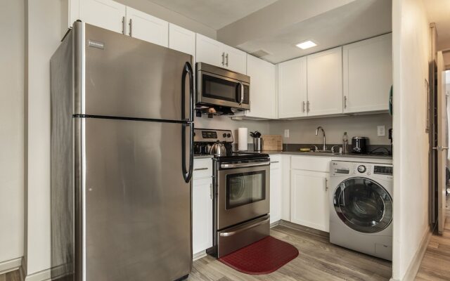 Bold Luxurious 1 bedroom Louisville getaway