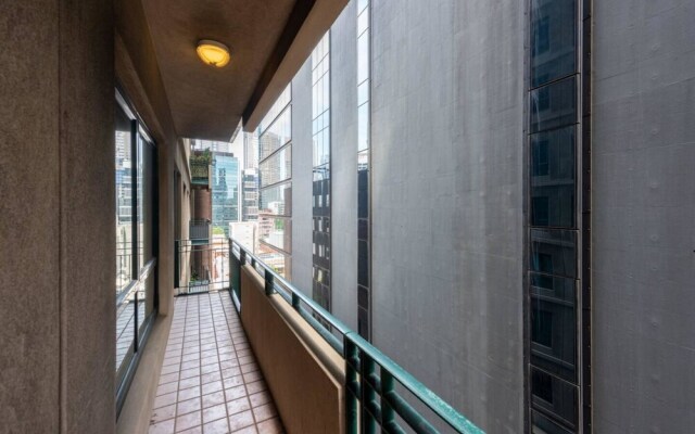 Spacious 3-bed Unit in Melbourne CBD w/ Pool & Gym