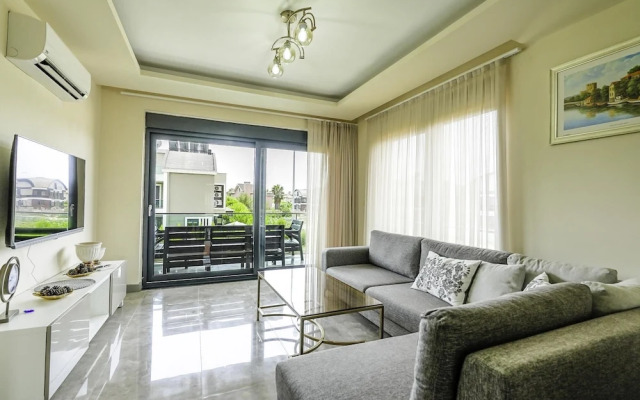 Flat w Shared Pool and Balcony 8 min to Beach