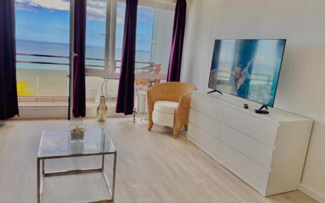 Studio-Apartment mit Panorama-Meerblick und direkter Strandlage in Scharbeutz
