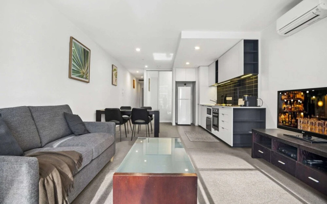 1BR Docklands Walk to Marvel Stadium + Balcony – Guest Rooms – Melbourne