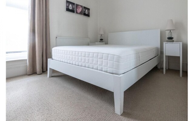 Magnific 3 Bedroom Apartment in Kew Gardens