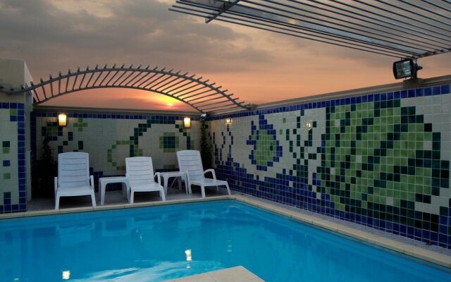 Golden Globe Apartment