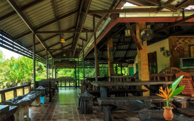 Pop Riverside Homestay