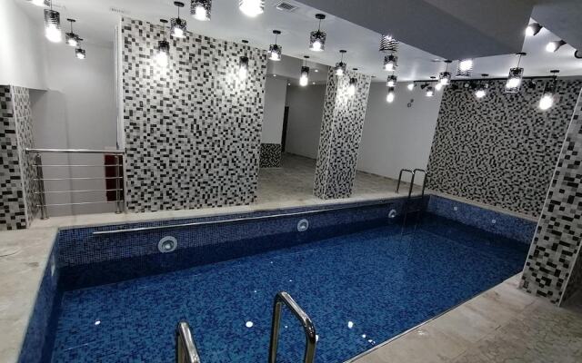 Weekend Hotel