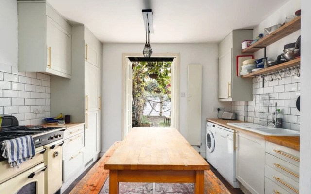 Gorgeous and Vibrant 3 Bedroom Apartment in London