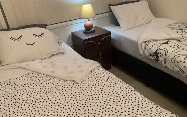 Cheerful 3 bedroom house with free parking