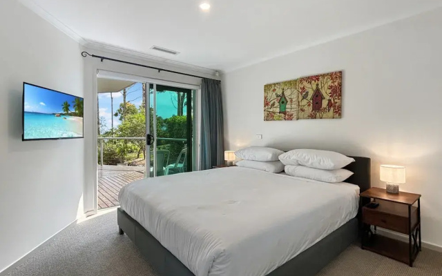 Spacious 4-bed Home With Coastal Charm