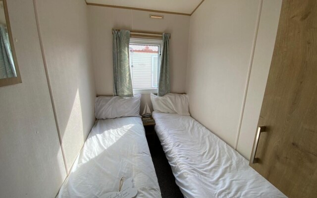 A Stunning Spacious Holiday Caravan at Seawick