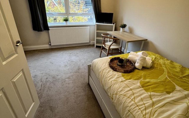 2 Bed Flat - 9-12 Mins to Central London Sleeps 4