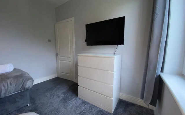Renfrew Apartment Near Glasgow Airport