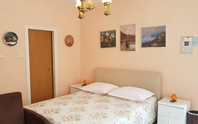 Apartments Anita - One Bedroom Apartment with Garden