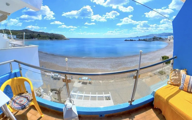 Blue House Beach Apartment - Sleeps 4 & Balcony