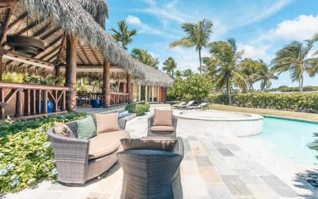 Unique Haven Free Access to Eden Roc Beach Club