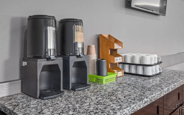 Home Inn and Suites Regina Airport