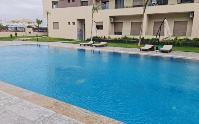 Appartement neuf avec piscine à 300m de la plage!