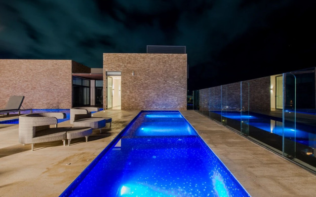 Location - 1 bdr - Rooftop Pool w Sea View - C408