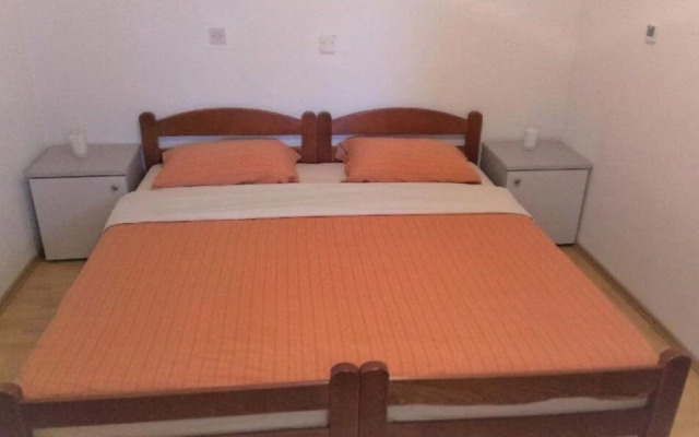 Anna - Free Parking - A2