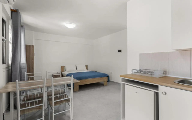 Nikolas Apartments